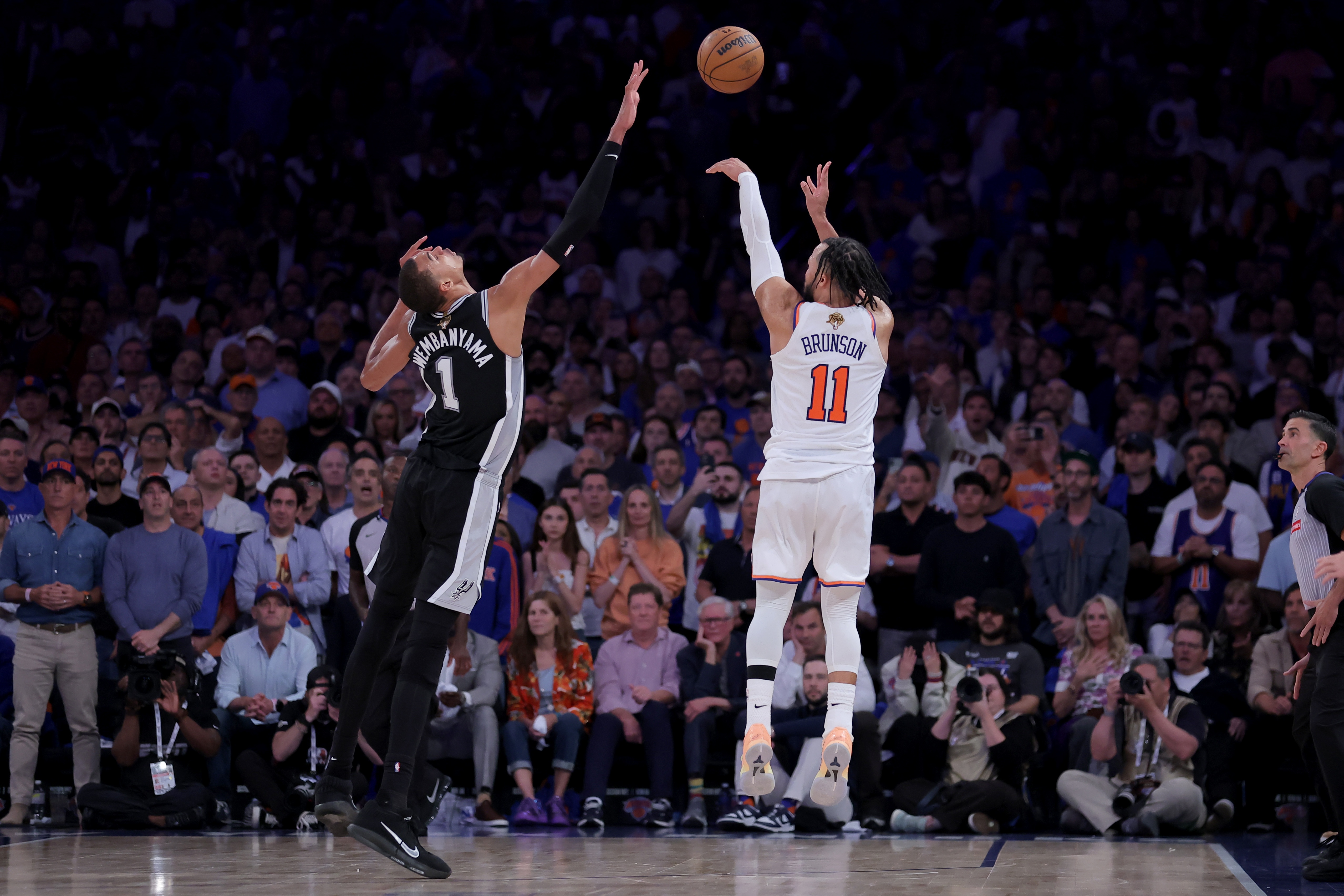 布伦森45分终结战夺FMVP A·史密斯：他拯救了NBA免于被文班亚马统治