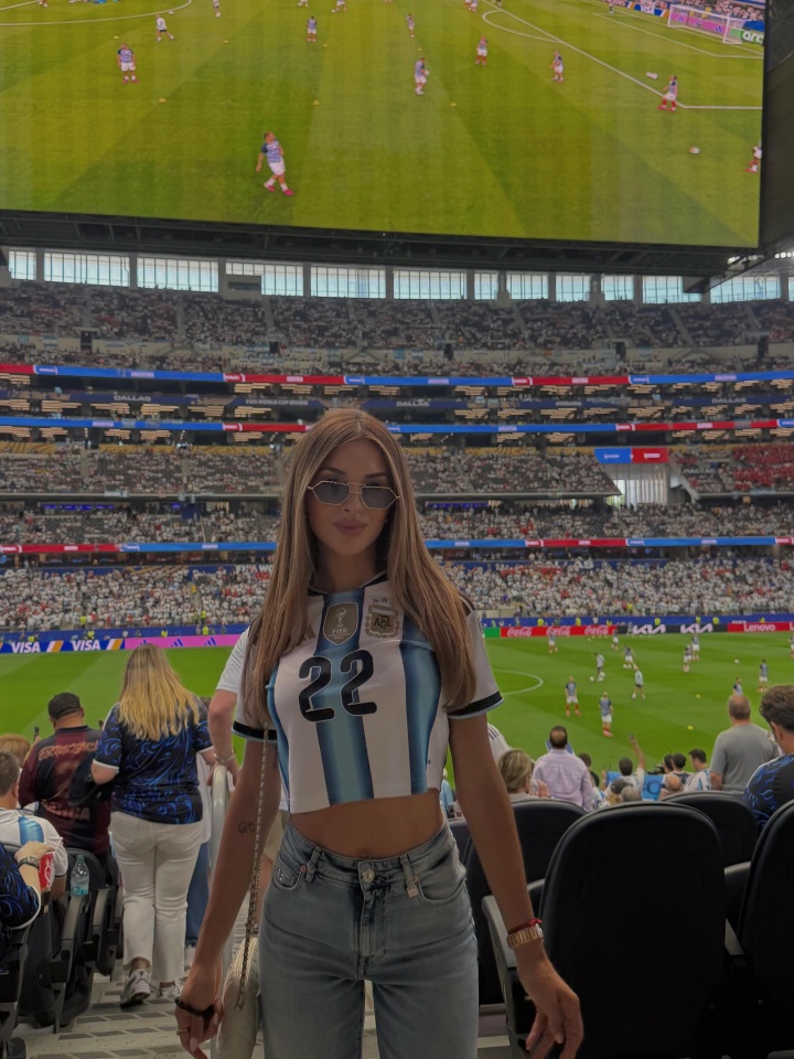世界杯看台:安东内拉携子助阵,卡卡大罗重聚,胡梅尔斯女友成焦点 世界杯看台:安东内拉携子助阵,卡卡大罗重聚,胡梅尔斯女友成焦点