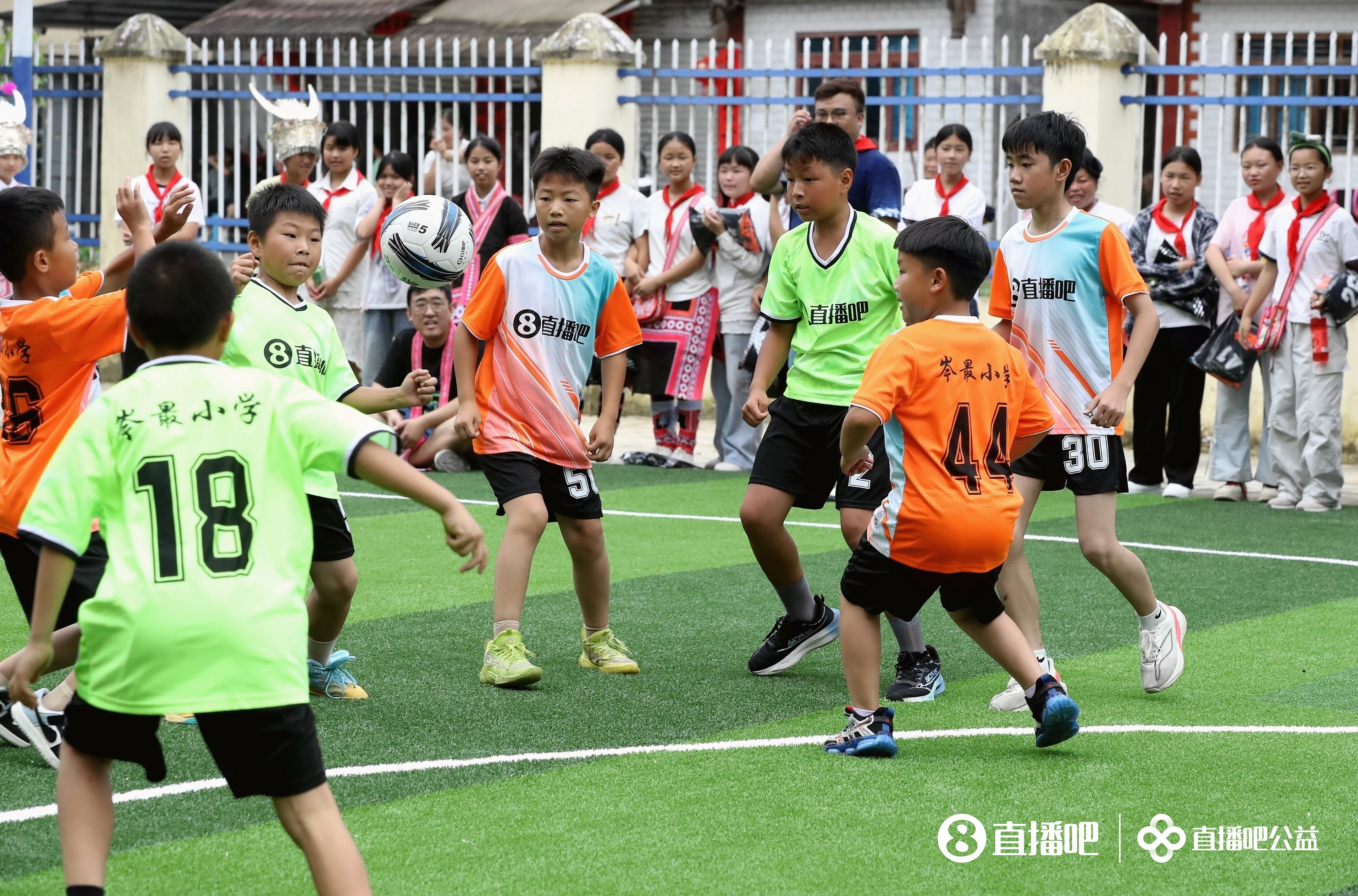 榕江岑最小学新球场落成：水泥地变草皮，137名留守儿童有了主场