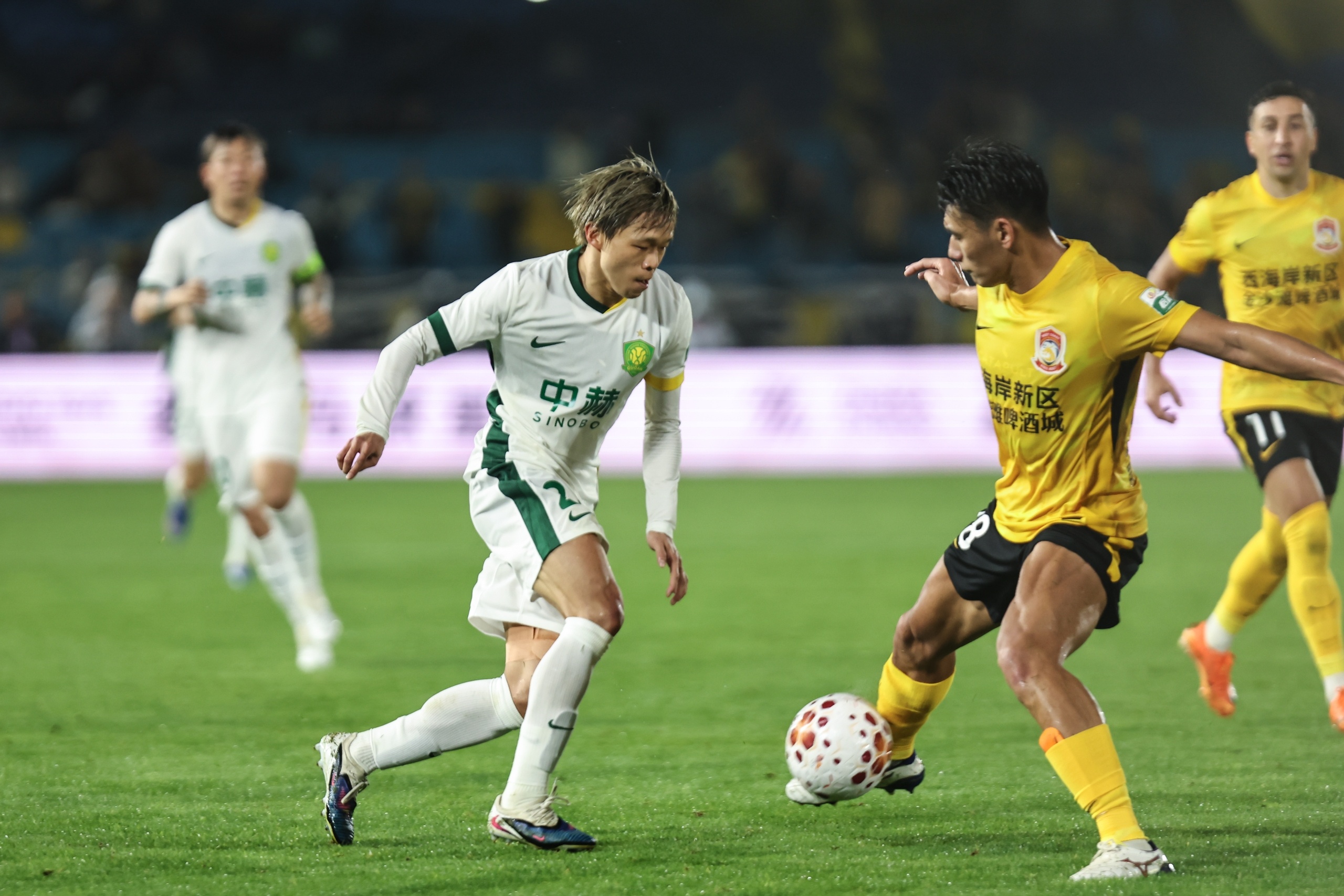 13轮不败!青岛西海岸主场2-1力克海港冲至第5 13轮不败!青岛西海岸主场2-1力克海港冲至第5