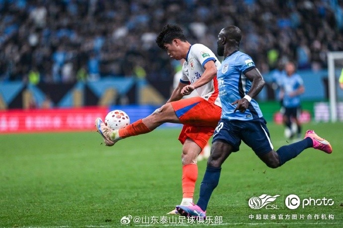 山东泰山客场1-3不敌大连英博 球迷致谢 山东泰山客场1-3不敌大连英博 球迷致谢