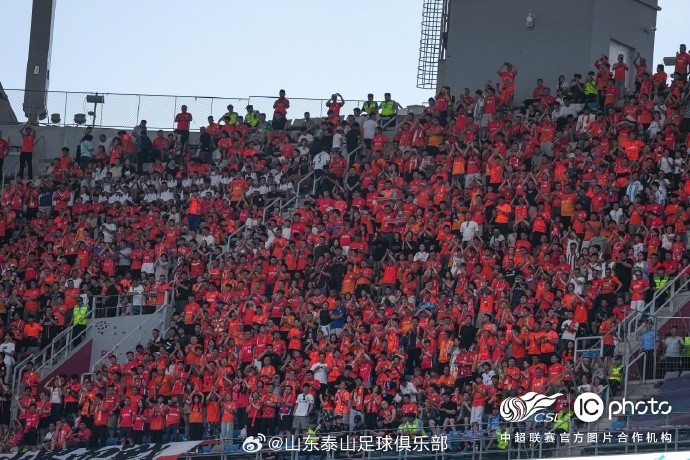 山东泰山客场1-3不敌大连英博 球迷致谢 山东泰山客场1-3不敌大连英博 球迷致谢