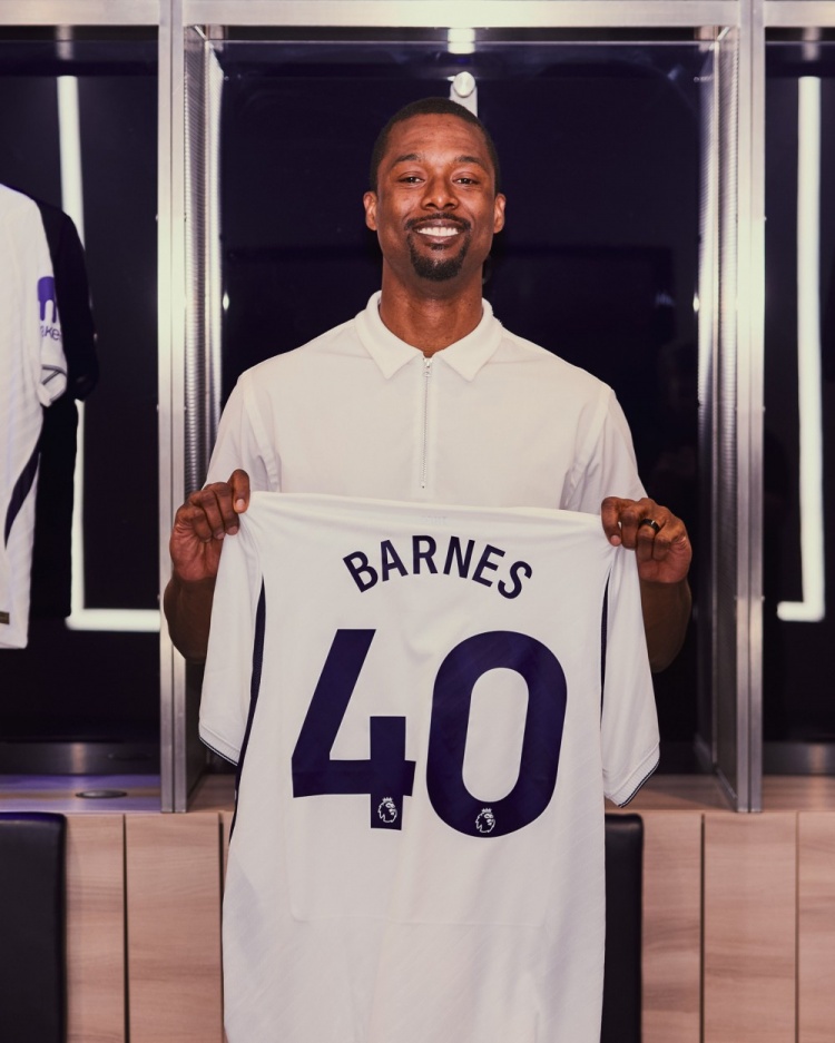 NBA马刺前锋哈里森·巴恩斯造访热刺主场,获赠40号球衣 NBA马刺前锋哈里森·巴恩斯造访热刺主场,获赠40号球衣