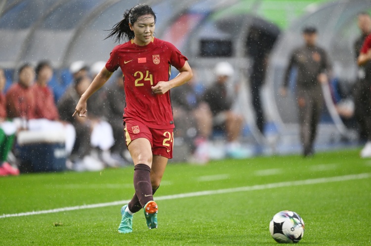 三战朝鲜双料冠军 中国U20女足冒雨拉练6000米 三战朝鲜双料冠军 中国U20女足冒雨拉练6000米
