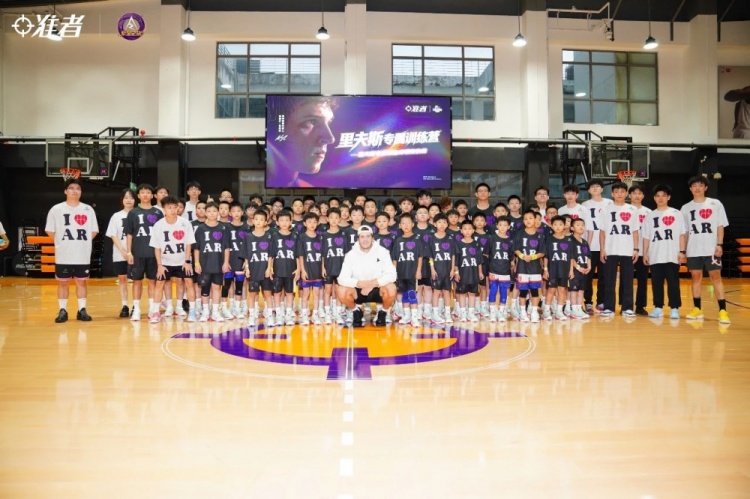 里夫斯厦门站收官:见面会有求必应 百分大战场边全程观战 里夫斯厦门站收官:见面会有求必应 百分大战场边全程观战