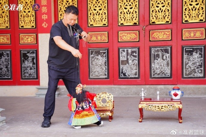 官方晒图:里夫斯中国行石狮站看线木偶戏 体验闽南非遗文化 官方晒图:里夫斯中国行石狮站看线木偶戏 体验闽南非遗文化