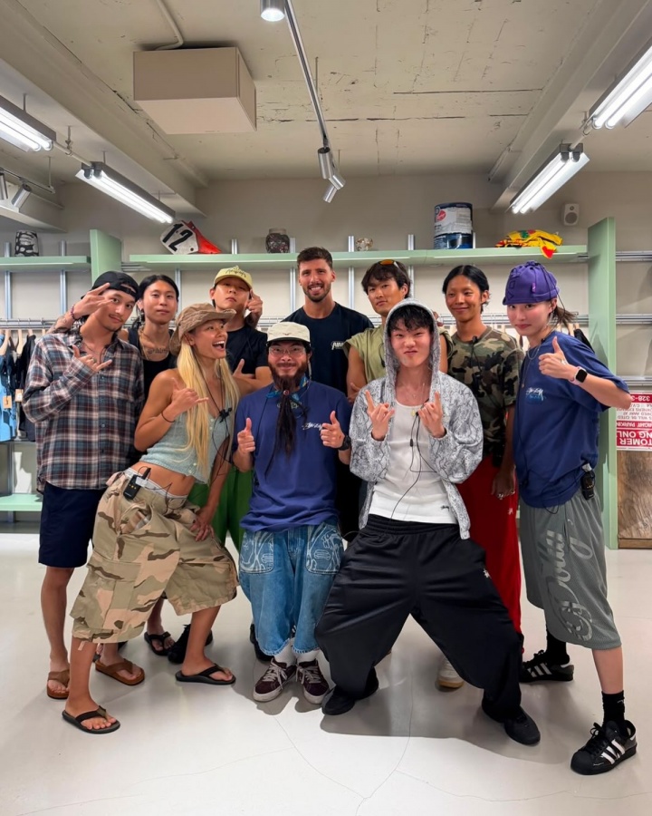 鲁本·迪亚斯晒亚洲行合照 队友中指手势入镜 鲁本·迪亚斯晒亚洲行合照 队友中指手势入镜