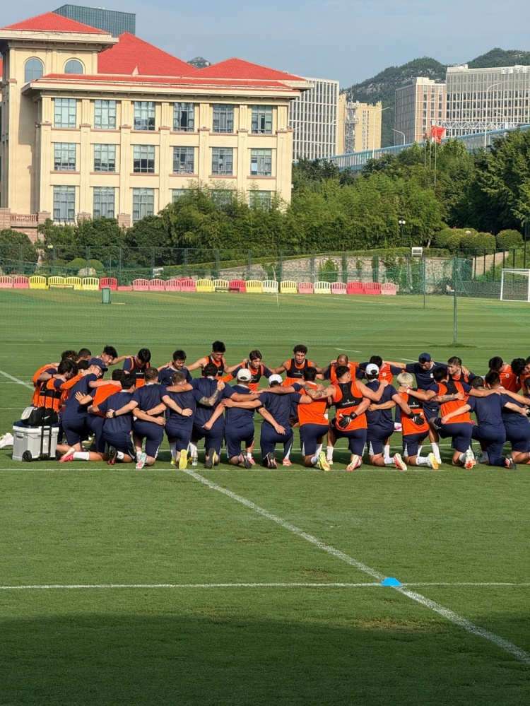 泰山赛前合练23人参加,王大雷陈泽仕王彤缺阵李源一复出