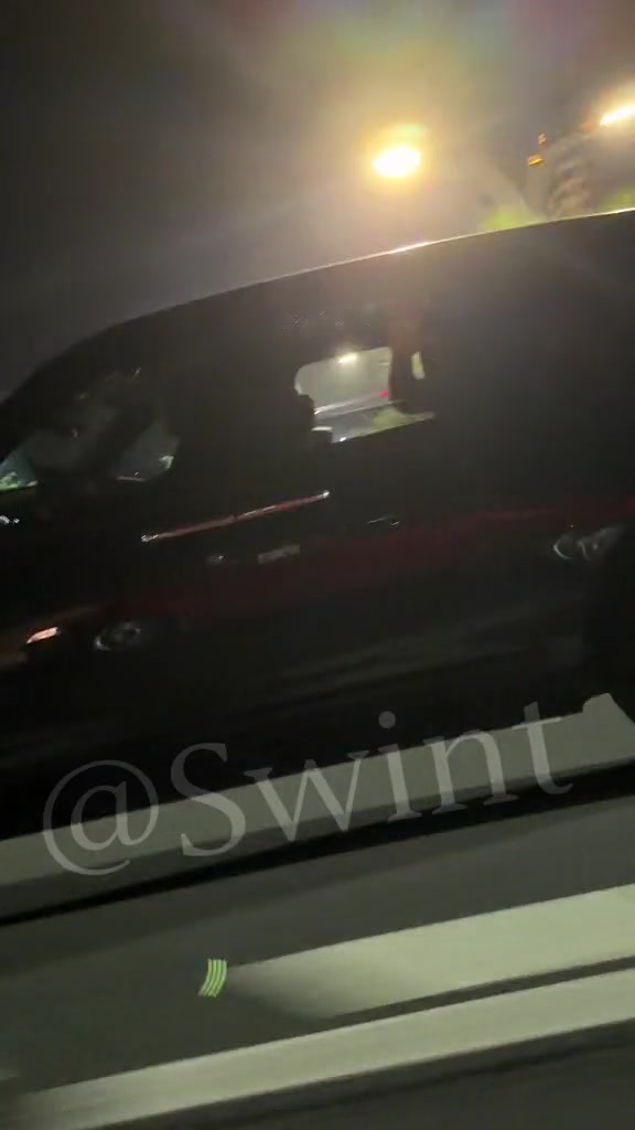 追梦格林汕头遇球迷追车 摇下车窗互动 追梦格林汕头遇球迷追车 摇下车窗互动