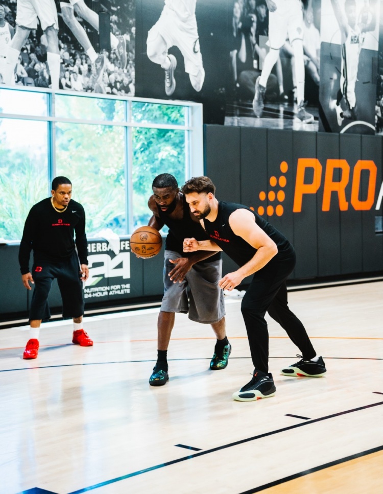 训练师晒杰伦·布朗LA特训照 上脚新一代签名鞋未公开配色