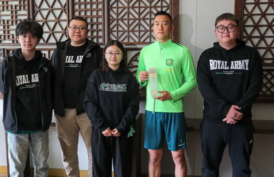 韩佳奇当选国安月度最佳 球迷：用神扑征服我们的心