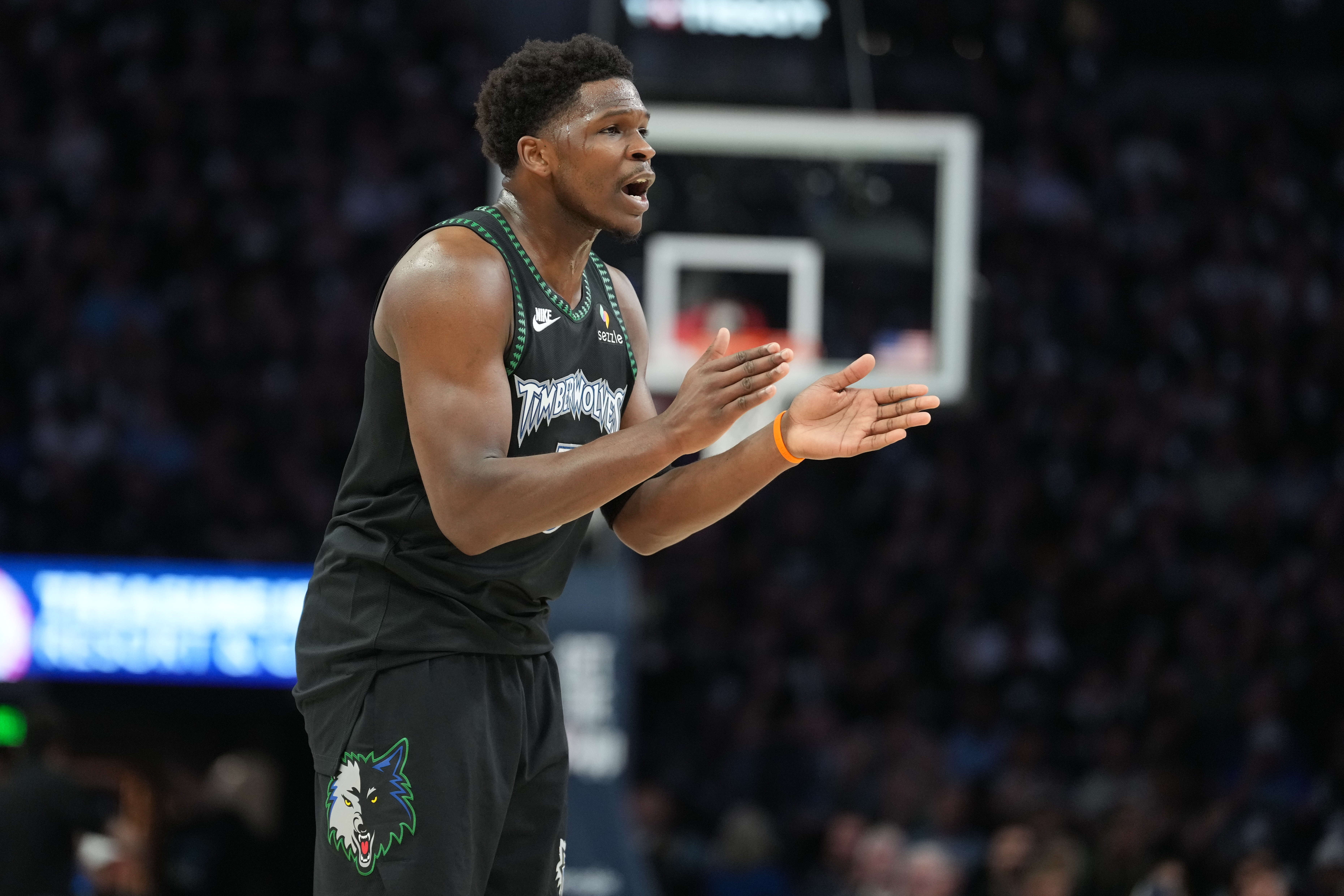沃特森：爱德华兹兼具爆发力与三分能力 对防守人来说就是噩梦