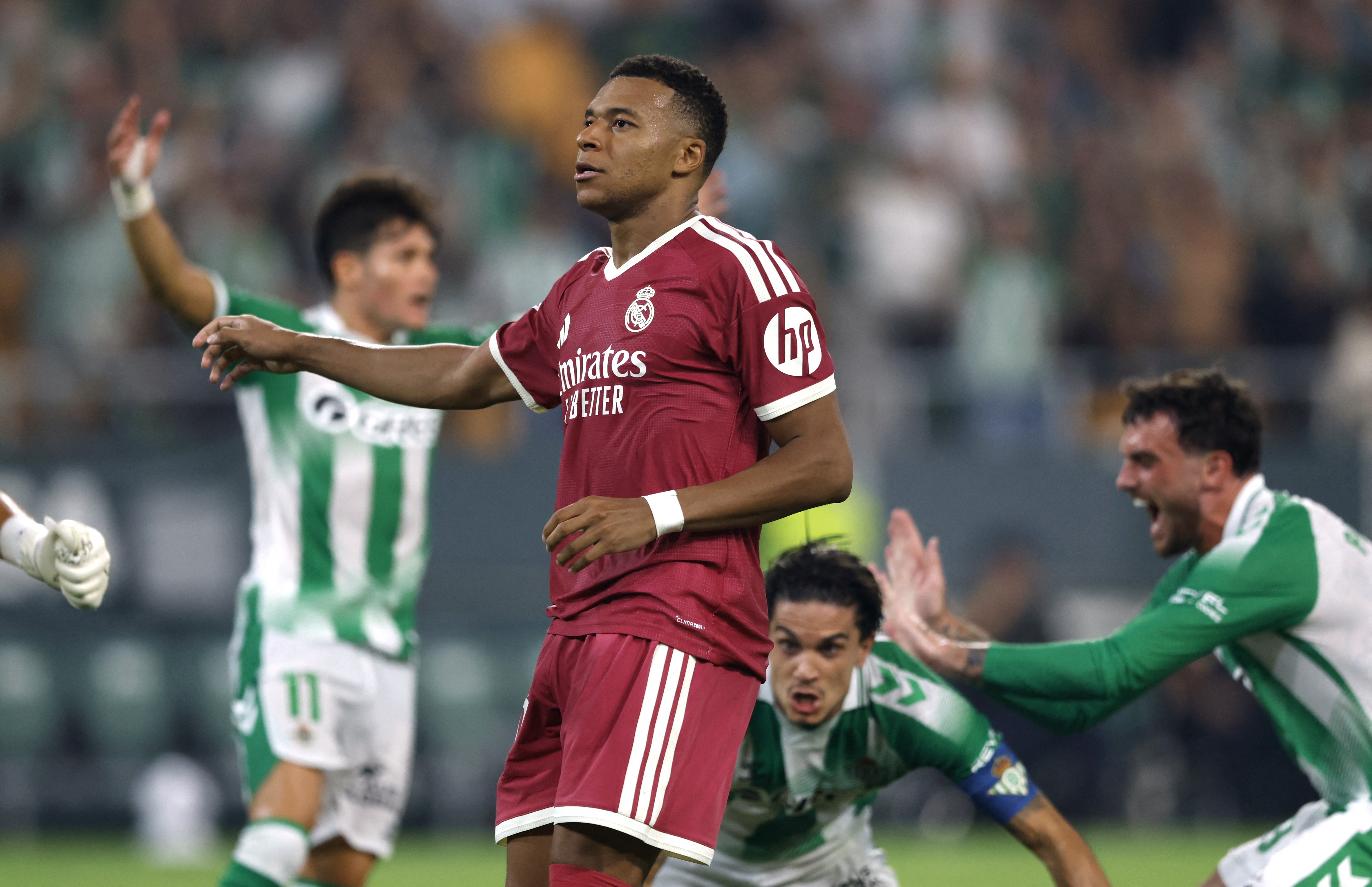 反观！记者：C罗始终准备好进球 姆巴佩维尼修斯失良机还一笑而过